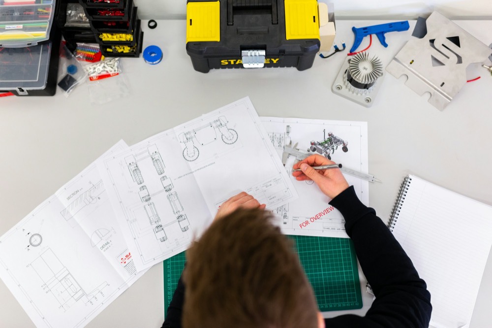 Un tecnico misura un disegno con il calibro