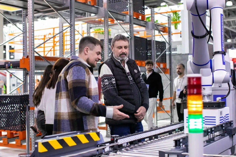 Un responsabile in un capannone industriale