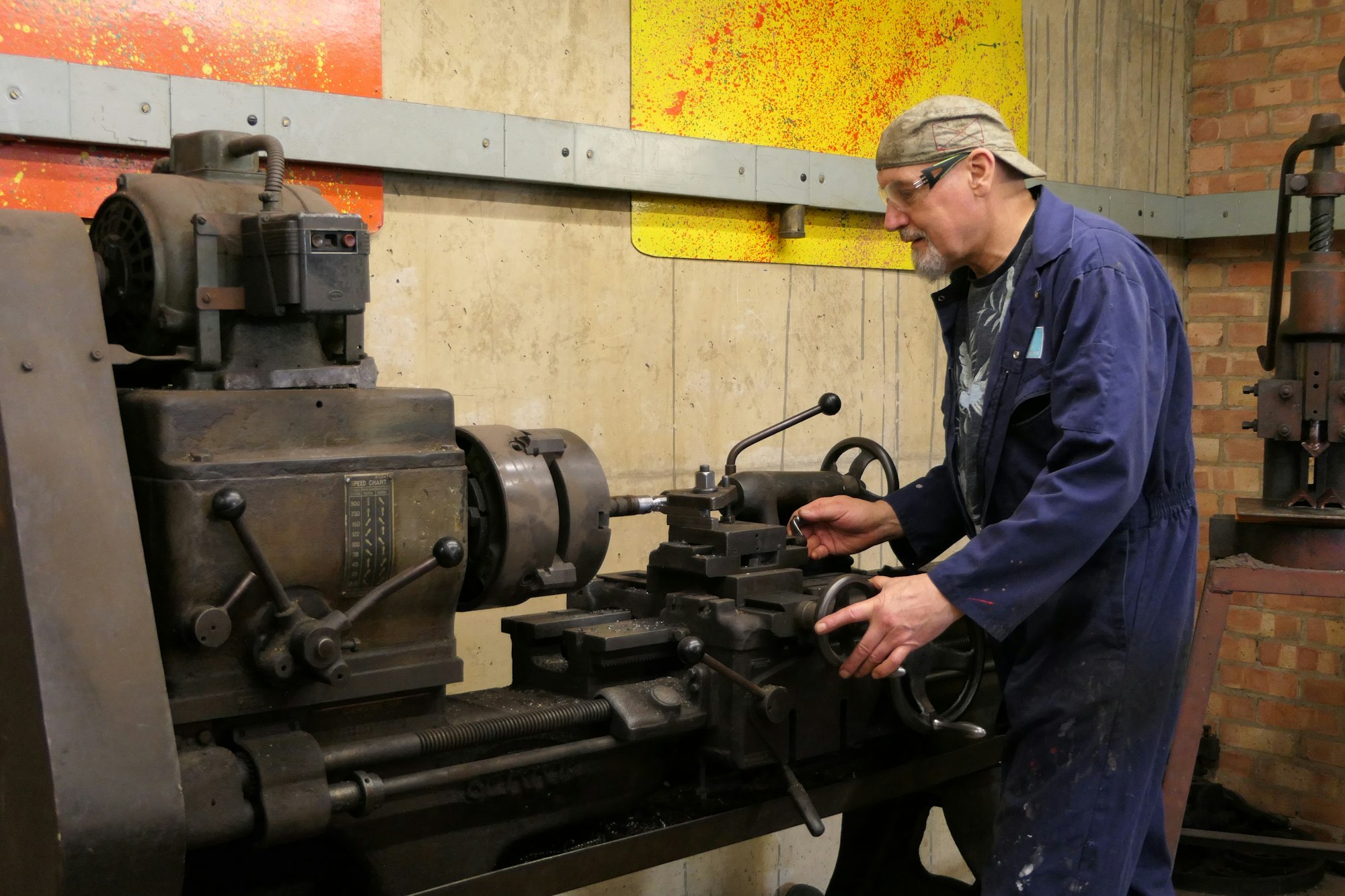 Un tornitore al lavoro in officina